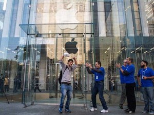 apple-store-gif-iphone-5s.gif